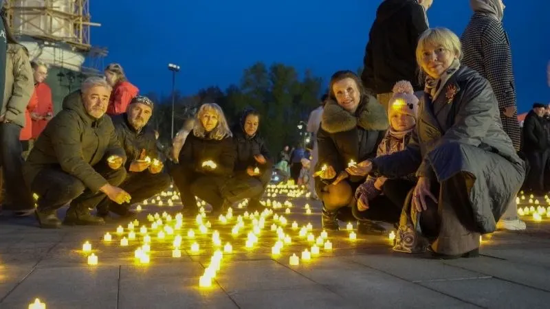 На Кремлёвской площади Вологды горожане создали полотно из 7 тыс. свечей в рамках Международной акции «Огненная картина войны»; в создании участвовали жители и более 200 волонтёров.