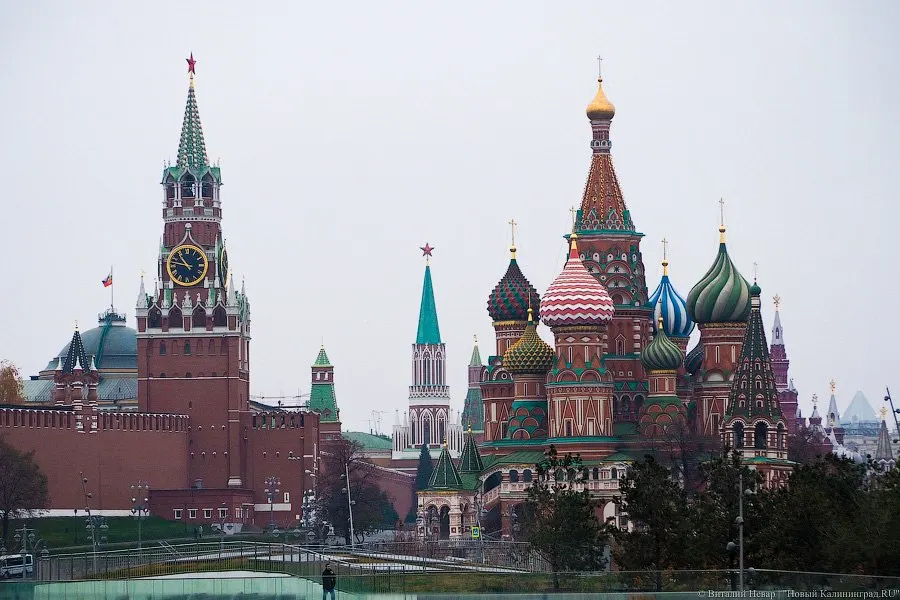 Представительство Калининградской области в Москве проводит фестивали, экскурсии и поездки болельщиков, а также реализует культурно‑просветительские проекты к 80‑летию региона.
