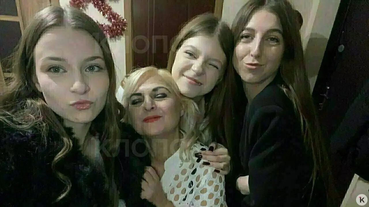 Одна из девочек находится в реанимации и на аппарате ИВЛ; у двух других — травмы позвоночника и переломы. Семья собирает средства на лечение и реабилитацию.