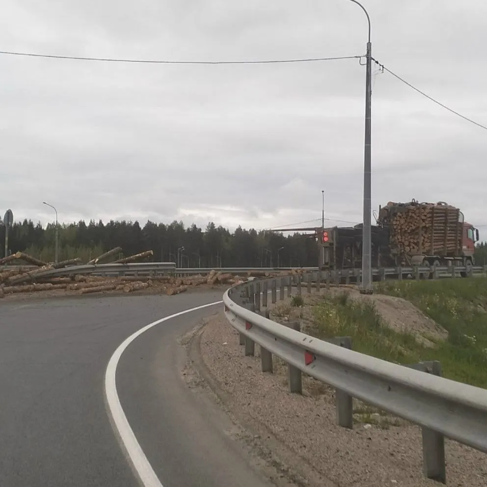 На развязке трассы Санкт-Петербург — Мурманск перед Бесовцом при опрокидывании прицепа лесовоза на проезжую часть высыпались брёвна. Водители отмечают, что на этом участке такие происшествия повторяются и что некоторые лесовозы движутся с превышением скорости.