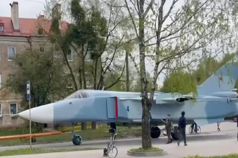 В микрорайоне Победа Черняховска готовят к установке боевой самолёт, переданный местным аэродромом. Работы по монтажу и фиксации борта планируют завершить до 8 мая, сообщили в администрации.