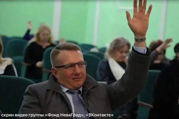 В Санкт‑Петербурге задержан депутат Свердловского городского поселения Ленинградской области Дмитрий Бойченко — его задержали 27 мая при передаче 50 миллионов рублей. Следственный комитет возбудил дело о посредничестве при взятке, депутата поместили под стражу на двое суток.
