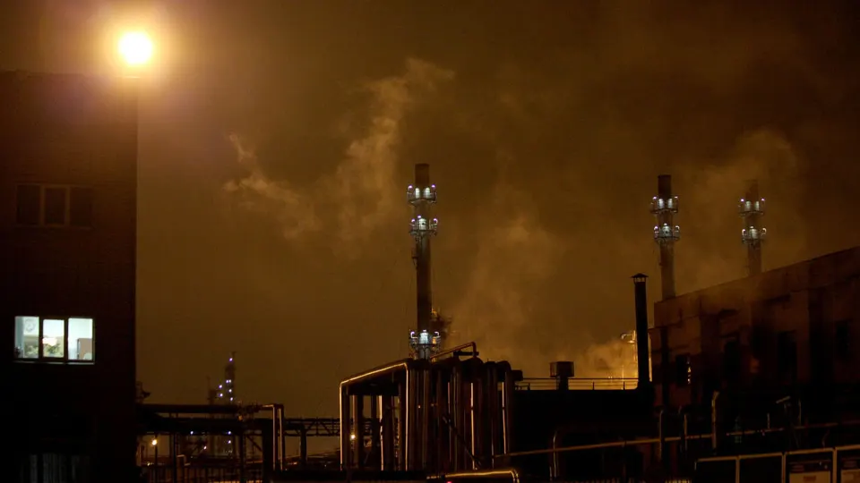 Рязанский и Московский НПЗ прекратили переработку нефти в середине мая после серии атак БПЛА. Остановка снизила выпуск бензина и дизтоплива и привела к падению загрузки переработки до минимумов с 2009 года.