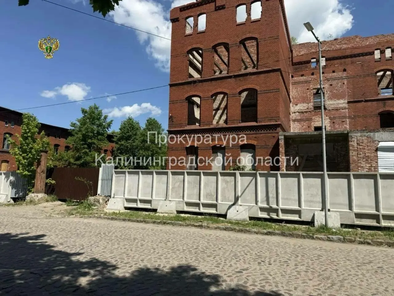 Инцидент произошёл 5 апреля в Черняховске: ребёнок провалился через перекрытия в заброшенном здании. Проверка выявила, что объект принадлежит компании «Версия‑Калининград», но доступ к нему не был ограничен. После случая вход оградили, пострадавшему выплатили 700 тысяч рублей.