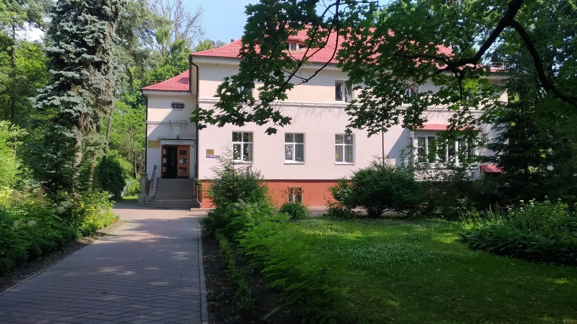 В Калининграде отменили торги на капитальный ремонт кровли детской музыкальной школы им. Р. М. Глиэра: все заявки отклонены из‑за несоответствий в документах.