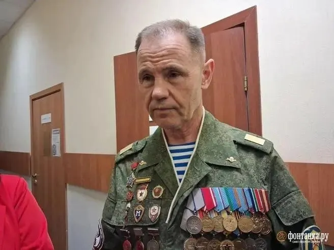 Он назвал приравнивание экскурсии к митингу «немыслимым», заявил, что флаг раскрывали только для фотографий, и заявил, что полиция сразу потребовала свернуть его и отвела участников в машину.