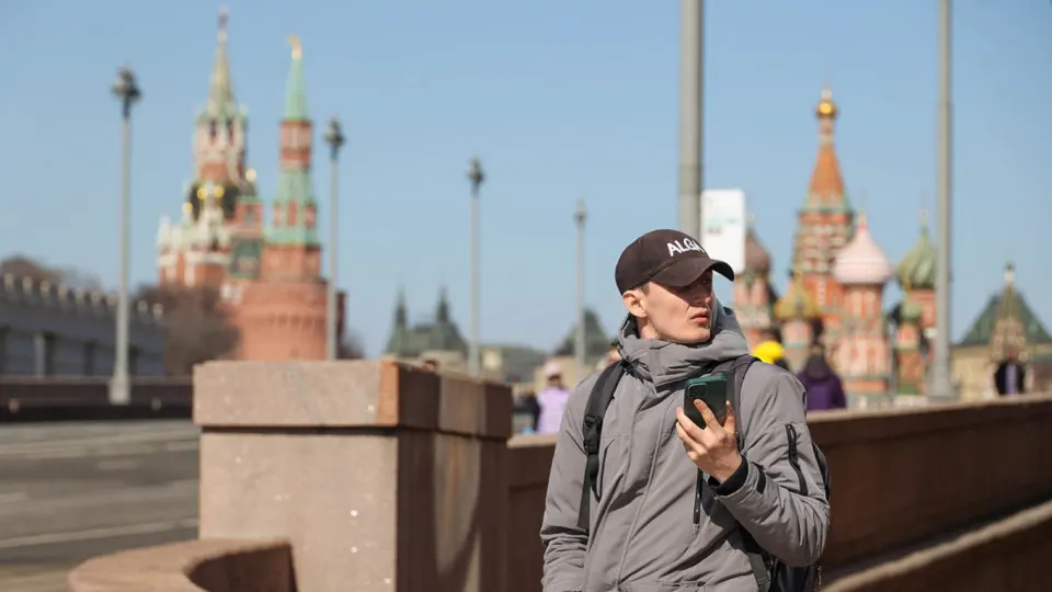 В центре Москвы и в Санкт-Петербурге зафиксировали отключения мобильного интернета у всех операторов. В столице также введены ограничения в работе ряда станций метро; операторы советуют пользоваться Wi‑Fi.