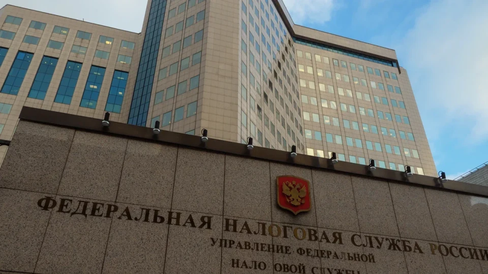 Налоговые органы стали внимательнее проверять перерегистрацию предпринимателей: при выявлении намеренного переоформления бизнеса для ухода от НДС возможны доначисления, пени и штрафы. На фоне этого растёт дефицит федерального бюджета, а рост цен на нефть лишь частично компенсирует разрыв.