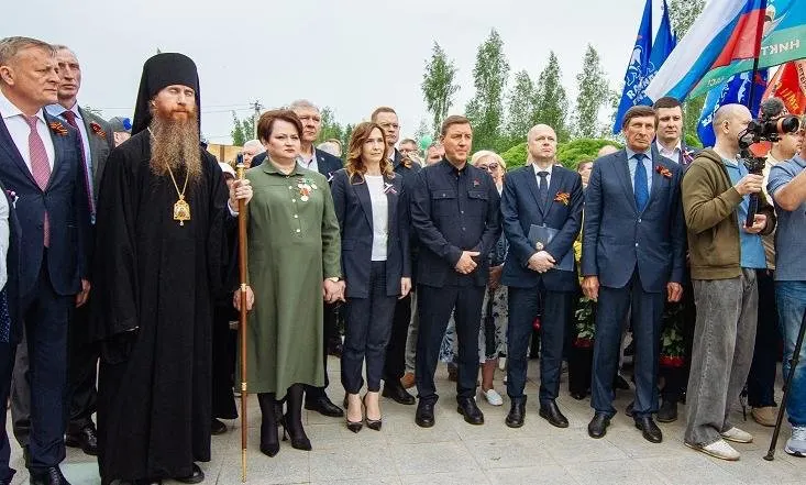 На открытие мемориала приехал полномочный представитель президента, региональное правительство представляла вице‑губернатор; установку памятника, по данным полпредства, спонсировал местный мясокомбинат.