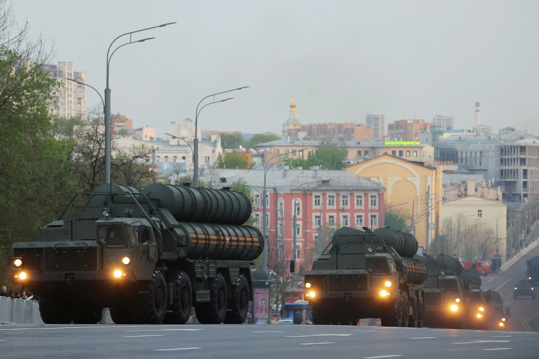 Российская противовоздушная оборона многоуровнева — от противоракетного щита до тактических «Панцирей». Тем не менее количество атак на объекты в глубине страны растёт, и часть беспилотников всё же достигает стратегически важных предприятий и инфраструктуры.