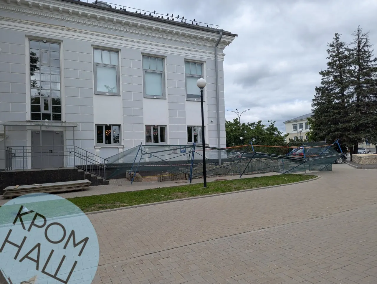 У входа в библиотеку начались работы по замене плитки — это случилось менее чем через полтора года после завершения капитального ремонта здания.