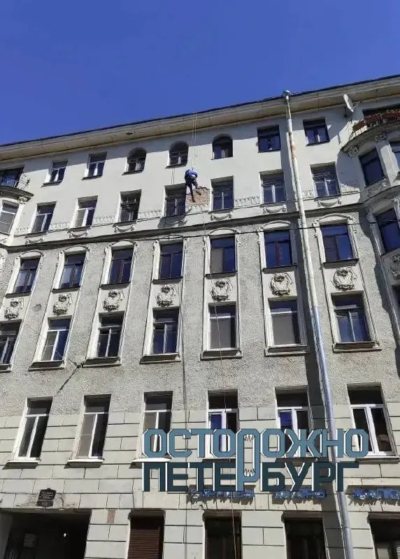 Фрагмент облицовки откололся с пятого этажа жилого дома; тротуар оградили, привлечены промальпинисты, прокуратура и СК проводят проверки.