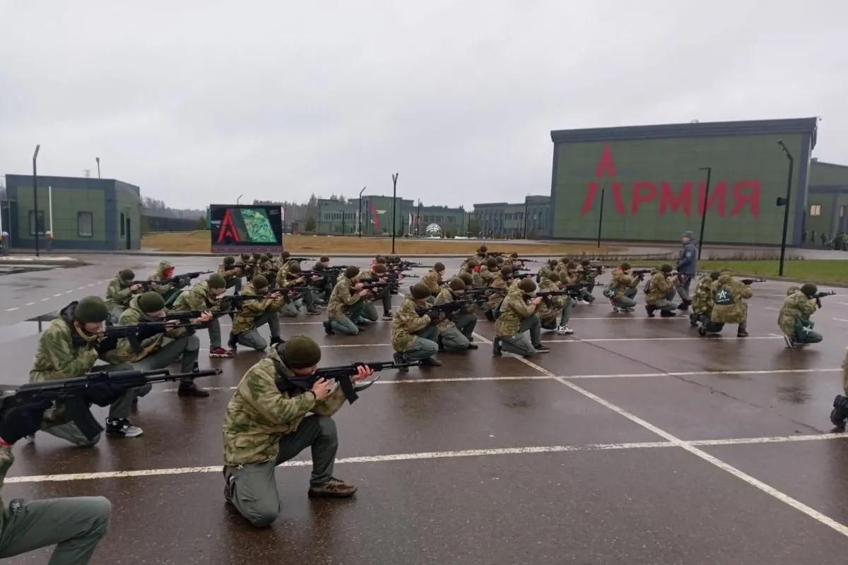 За последние пять лет на создание и содержание центров, где проходят обязательные военные сборы для школьников, из бюджетов разных уровней выделено не менее 50 млрд рублей; сеть центров планируют расширять по всей стране.