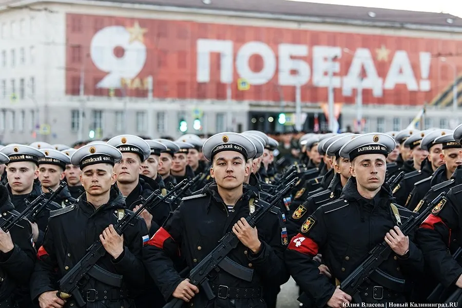4 мая 2026 года в Калининграде состоялась первая из двух вечерних репетиций Парада Победы; движение транспорта и пешеходная доступность вокруг пл. Победы были ограничены с 19:00 до 24:00.