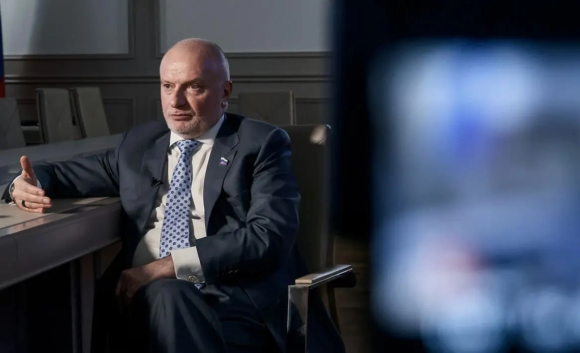 Новый закон позволяет арестовывать имущество граждан, уехавших из России, если они совершили административное правонарушение за границей. По словам сенатора Андрея Клишаса, механизм соответствует закону и при этом обеспечивает права нарушителей.