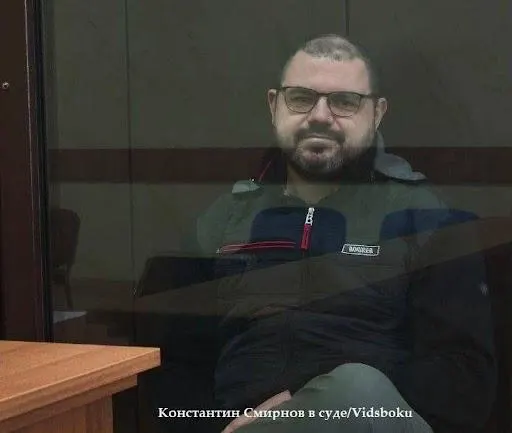 В Рязани начался процесс по делу лидера регионального «Яблока» Константина Смирнова. Его обвиняют в вымогательстве, он отвергает вину и указывает, что экспертиза не подтвердила наличие угроз; арест, по его мнению, связан с протестами против муниципальной реформы.