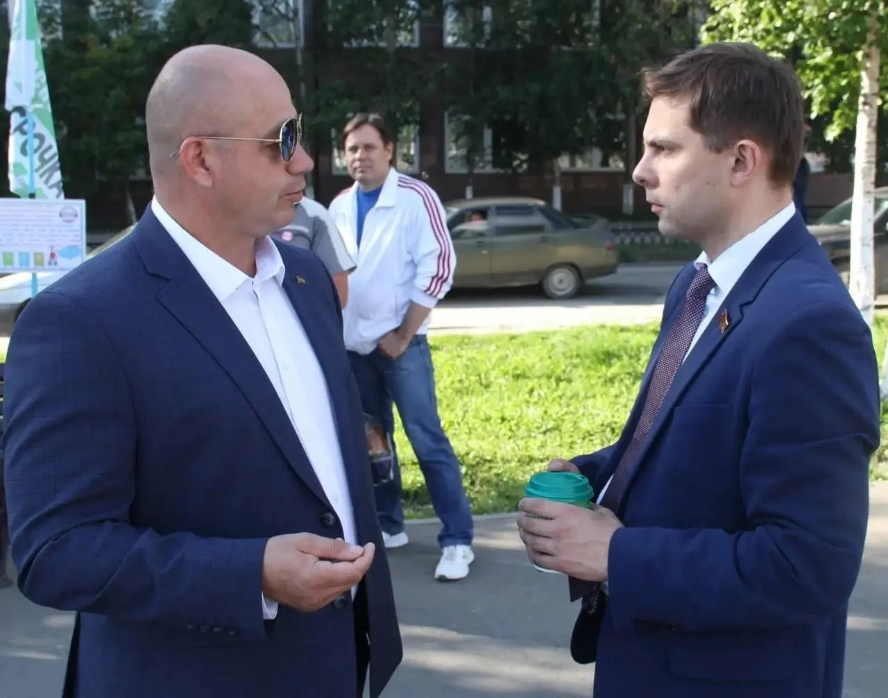 Распространено утверждение о связи одного из убитых подозреваемых с депутатом Госдумы от КПРФ. Депутат отрицает причастность; ранее против него уже запускали похожие кампании.