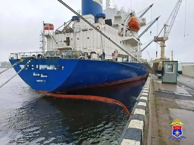 Во время бункеровки теплохода в акватории судостроительного завода произошло попадание топлива на палубу и между судном и причалом. Проверку ведёт линейный отдел МВД на водном транспорте, информация передана профильным службам.