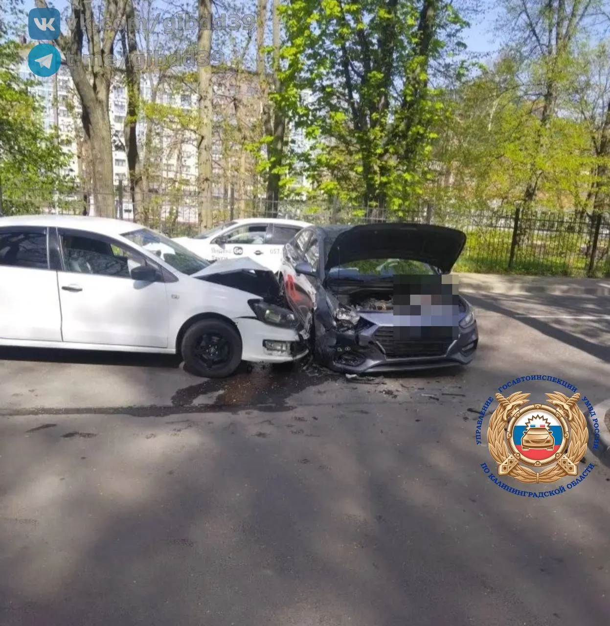 На улице Гаражной около дома №22А около 9:20 Hyundai при повороте на парковку столкнулся со встречным Volkswagen. Водительница Hyundai получила травмы.