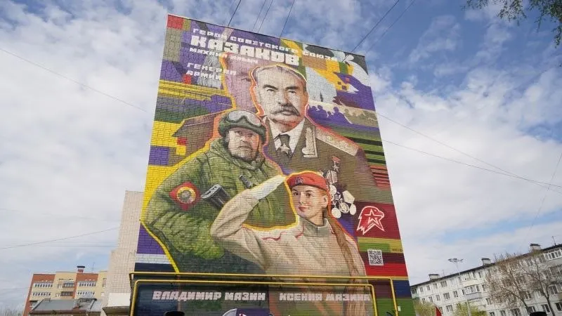 В Вологде торжественно представили муралы в честь Героя Советского Союза Михаила Казакова и контр‑адмирала Александра Солодунова. Один из художников также изобразил бойца СВО и его дочь.