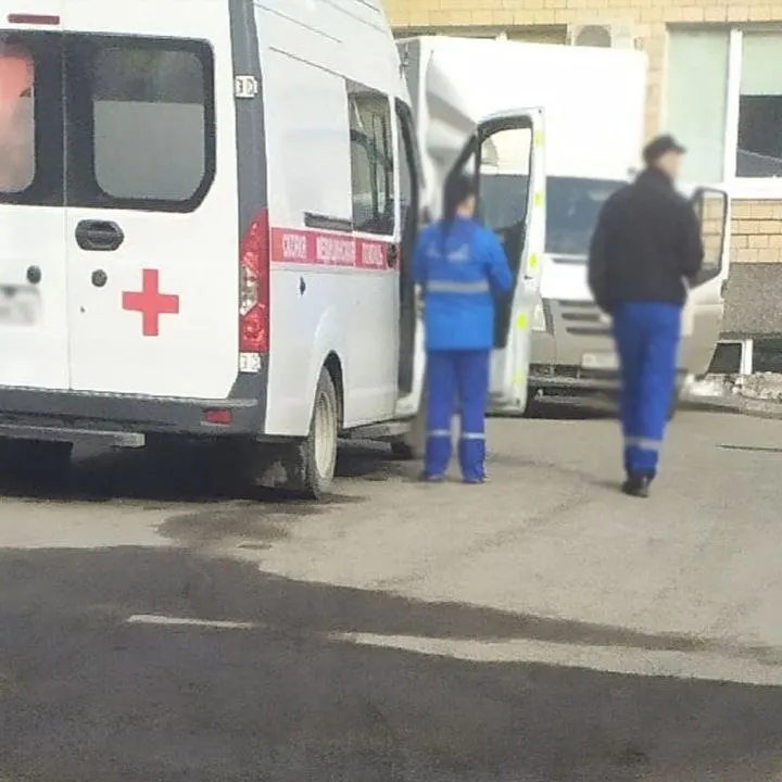 48‑летней женщине стало плохо после неожиданного звонка: она потеряла сознание, муж провёл реанимацию, медики доставили её в больницу. По результатам ЭКГ выявлен синдром удлинённого интервала QT.