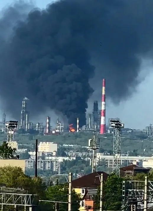Ночью атаки беспилотников привели к гибели двух человек в Сызрани и ранению троих в Белгородской области. Минобороны заявляет о перехвате 121 БПЛА.