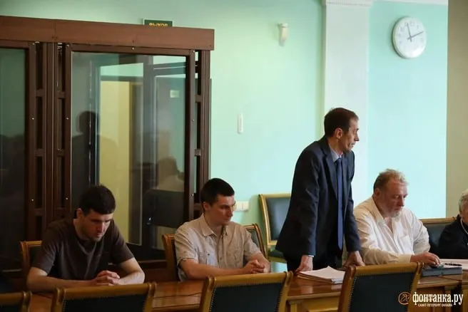 Суд отложил рассмотрение дела: проведут историко‑культурологическую экспертизу, чтобы выяснить, является ли трамвай символом воинской славы. Трое мужчин обвиняются в оскорблении памяти защитников и реабилитации нацизма; ущерб оценили почти в 200 тысяч рублей. Трамвай не состоит на музейном учёте.