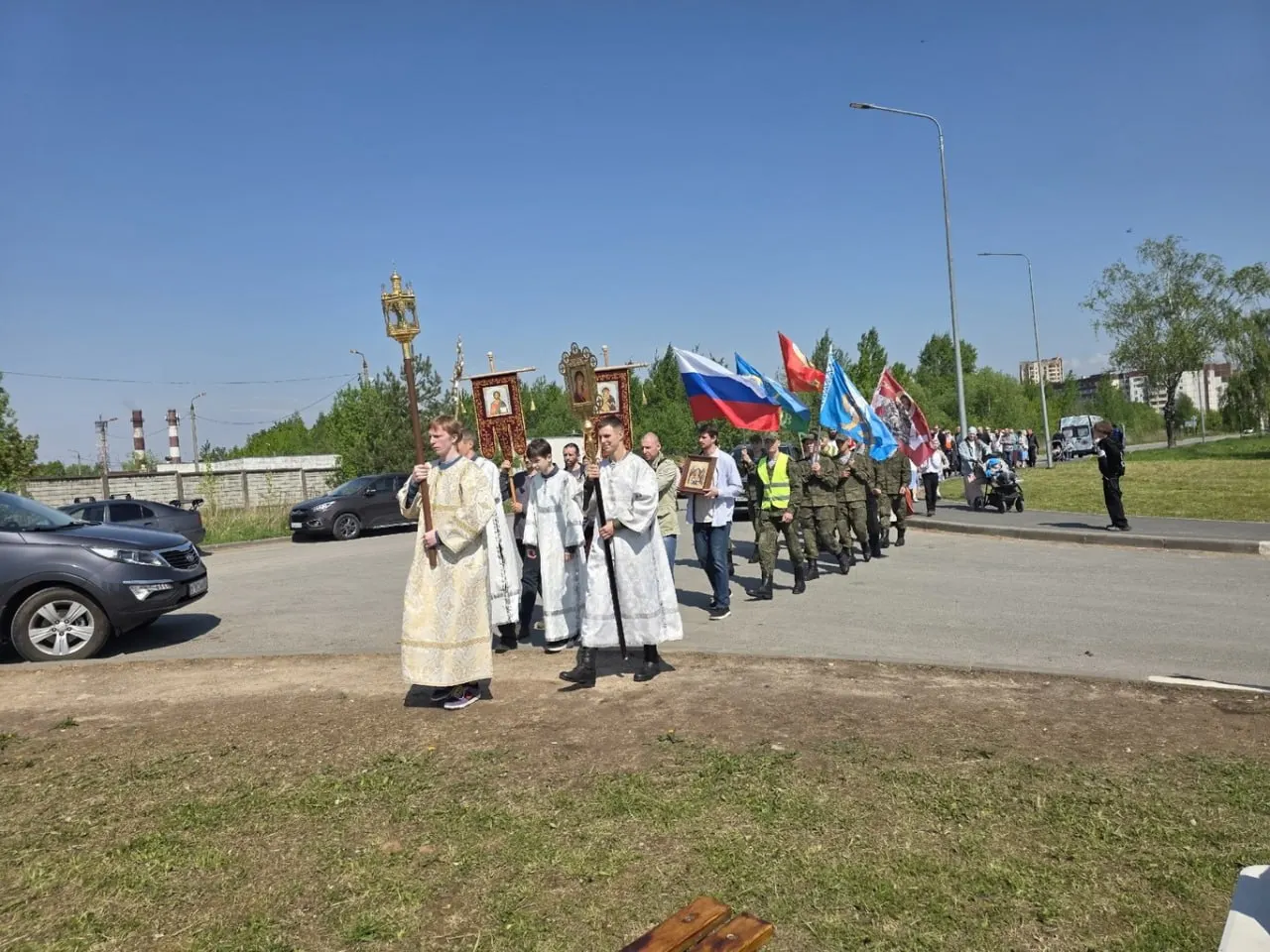 Крестный ход 17 мая прошёл от храма Новомучеников до места бывшей часовни Владычного Креста. В колонне вместе с хоругвями и иконами шли флаги России, ВДВ и города.
