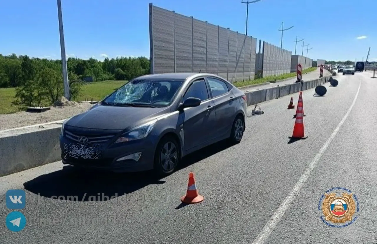 Авария на окружной дороге произошла около 14:39: человек, выполнявший ремонт трассы, получил травмы и был госпитализирован. Инспекторы выясняют обстоятельства ДТП.