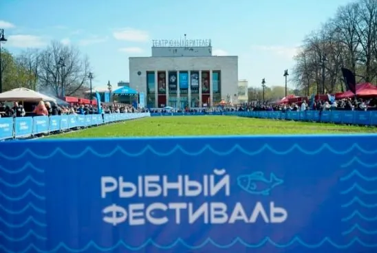 На Пионерской площади с 1 по 4 мая работает фестиваль корюшки: на площадке — фудтраки и торговые домики. Одна посетительница 1936 года рождения потеряла сознание, ей вызвали скорую; цены на корюшку остаются высокими.