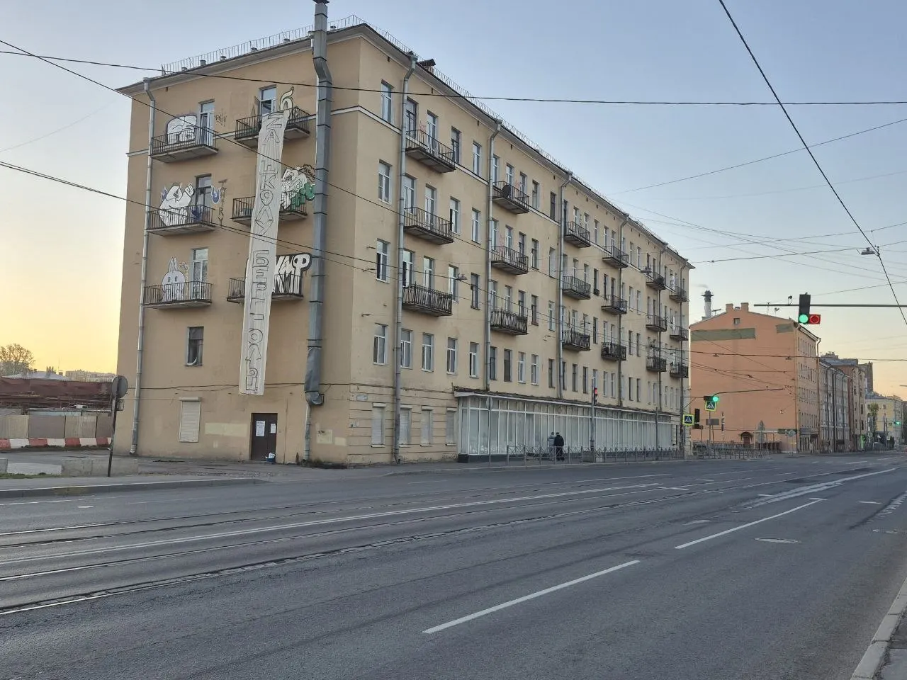 На балконе дома вывесили баннер «Zа школу Берггольц». Градозащитники спорят с городскими планами снести здание ради строительства моста и обжаловуют решение в суде.