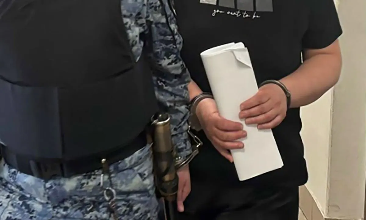 В Петрозаводске в сопровождении конвоя доставили несколько руководителей и юриста компаний ОМК и «Олонии». В ходе суда возникли вопросы к обоснованию задержаний и доводам следствия.
