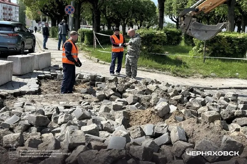 На улице Партизанской стартовал первый этап благоустройства в рамках проекта реновации историко‑градостроительного ландшафта: сначала заменят водопроводные сети и обустроят новый тротуар.