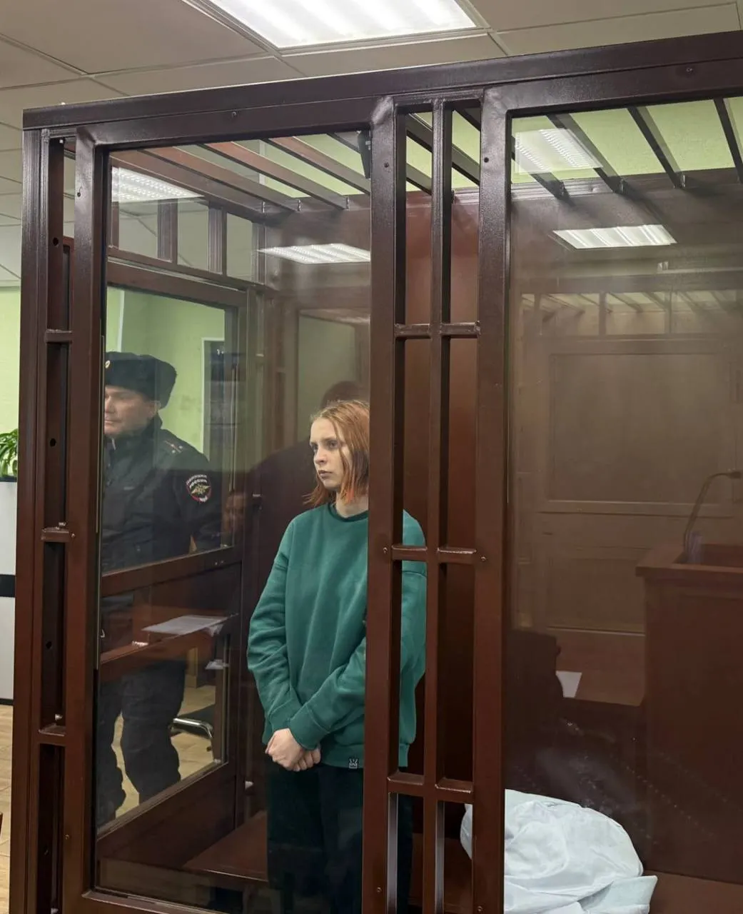 Суд признал 29‑летнюю Диану Чистякову виновной: после перевода мошенникам более 2 млн рублей она, по указанию собеседника, бросила бутылки с зажигательной смесью на территорию полка охраны и конвоирования МВД. Ей назначили 12 лет колонии.