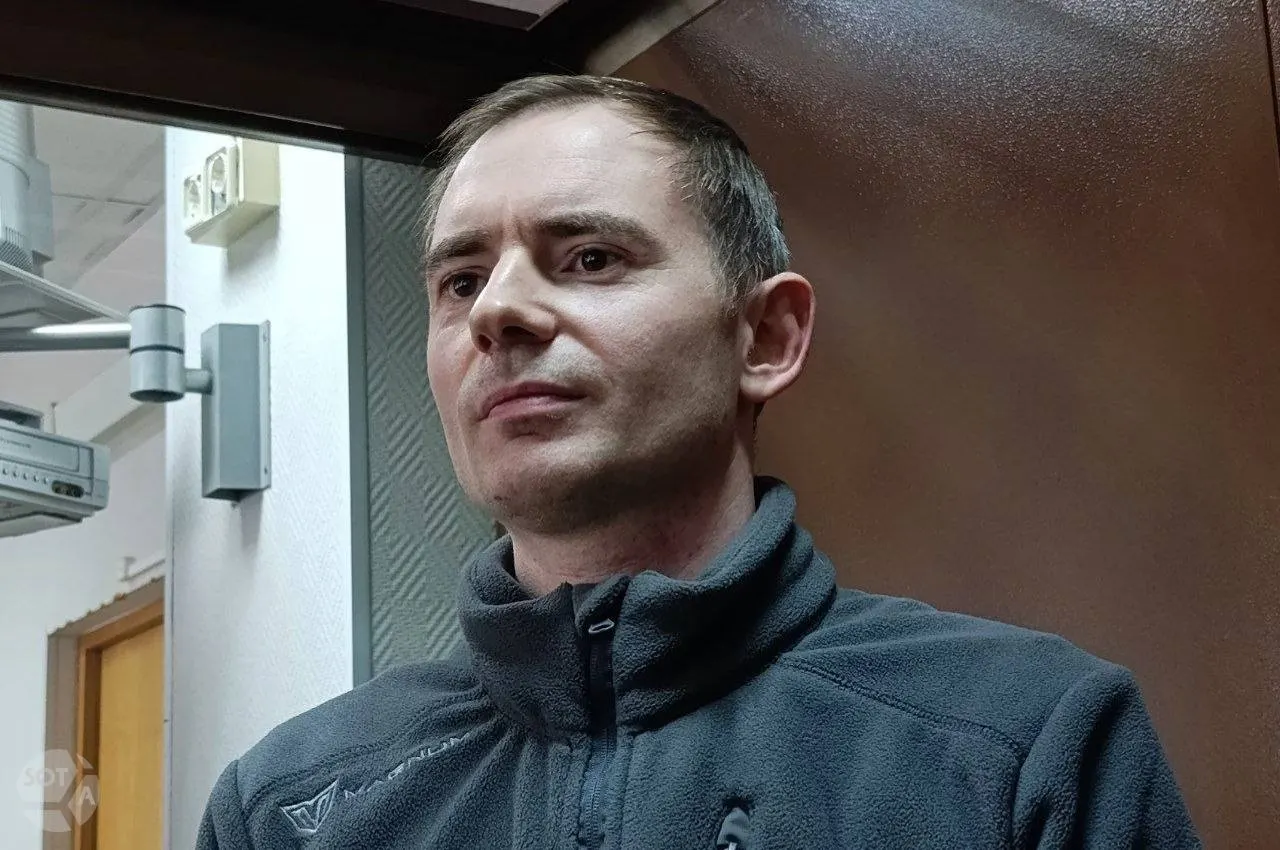 Московский городской суд отклонил жалобу защиты и сохранил арест заместителя председателя партии «Яблоко» Максима Круглова по делу о распространении «фейков» о российской армии. Защита считает содержание в СИЗО чрезмерным.