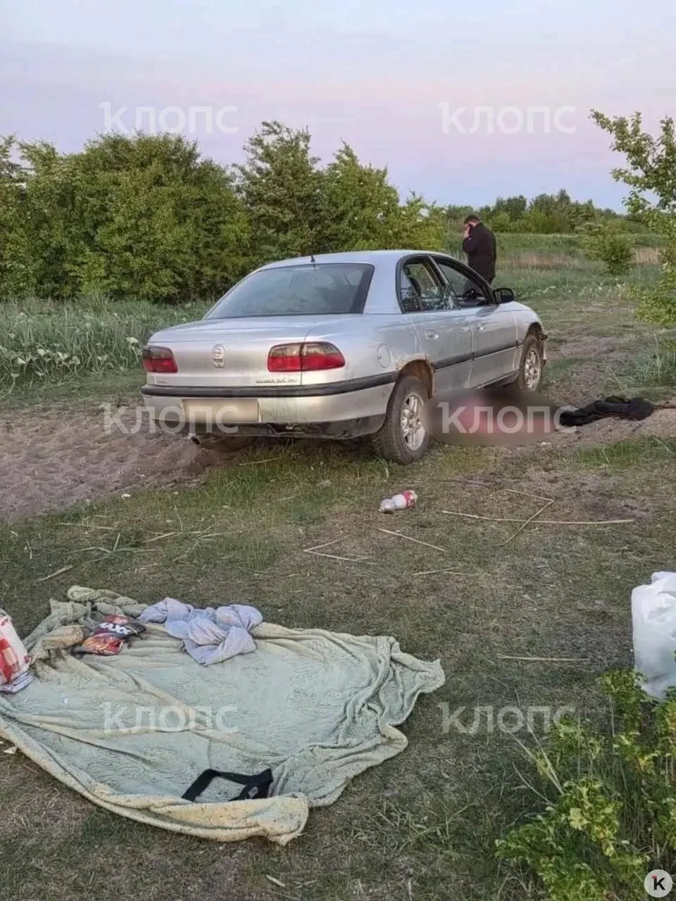 На окраине Калининграда у берега залива под автомобилем обнаружили погибшего. На месте работают спасатели, полиция и следователи, причины гибели выясняются.