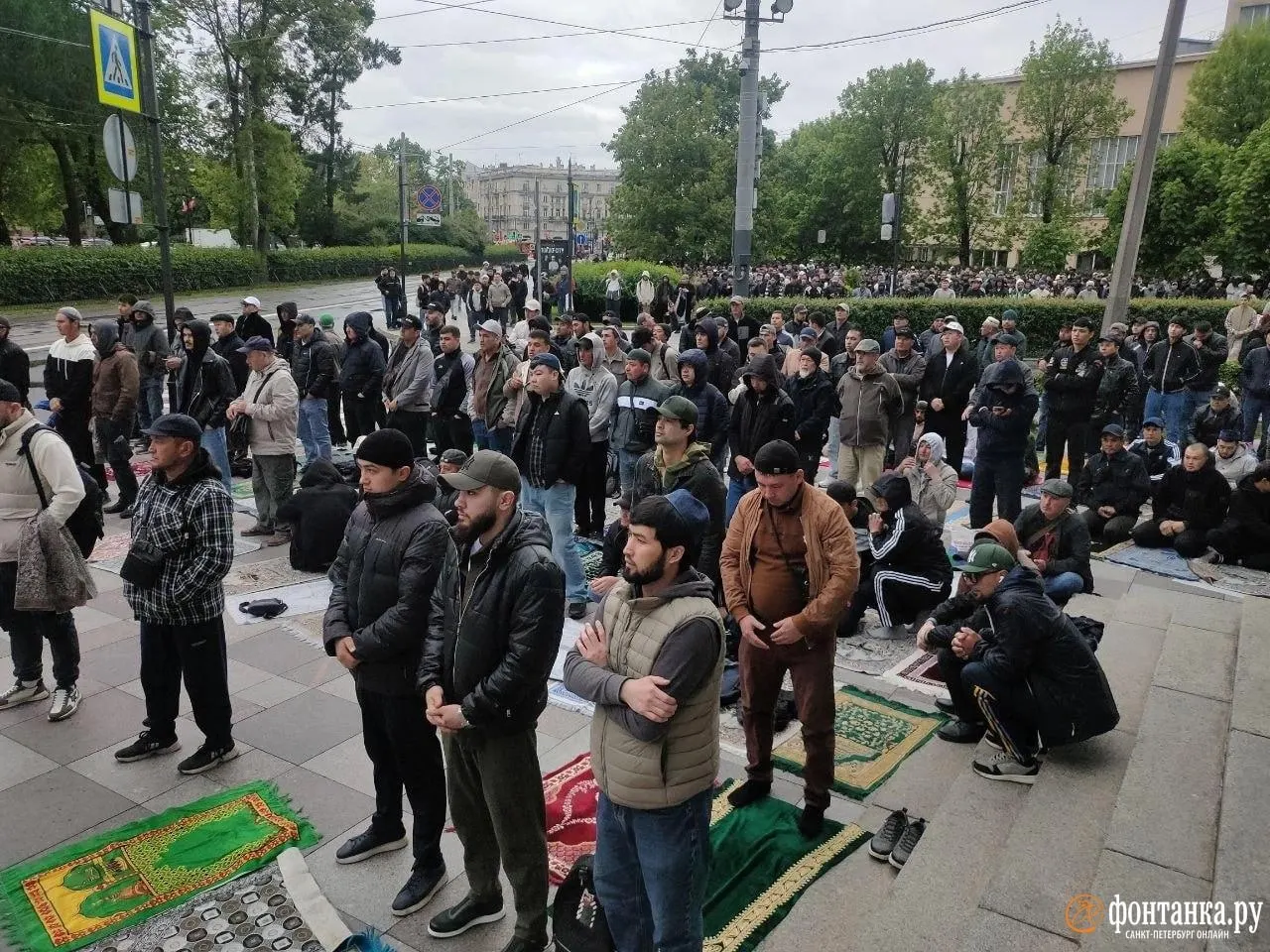 С раннего утра у Соборной мечети на Кронверкском проспекте в Петербурге прошли торжества Курбан-байрама: собрались сотни верующих, ограничения движения не вызвали серьёзных пробок, лишь небольшой затор отмечен на Московском проспекте.