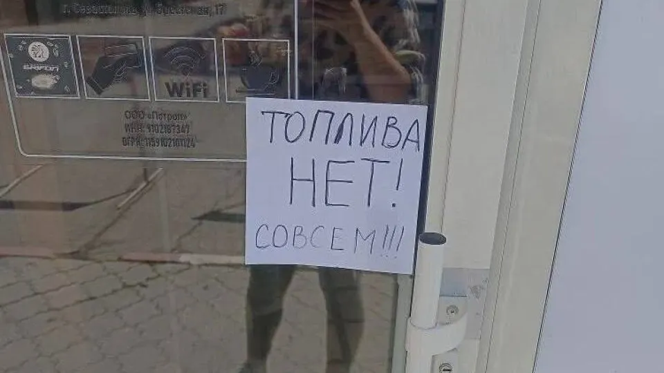 С 31 мая в Крыму вводят талоны на бензин марки АИ‑95 и ограничивают розничную продажу АИ‑92 — меры связаны с перебоями в работе нефтеперерабатывающих заводов и нарушениями логистики.