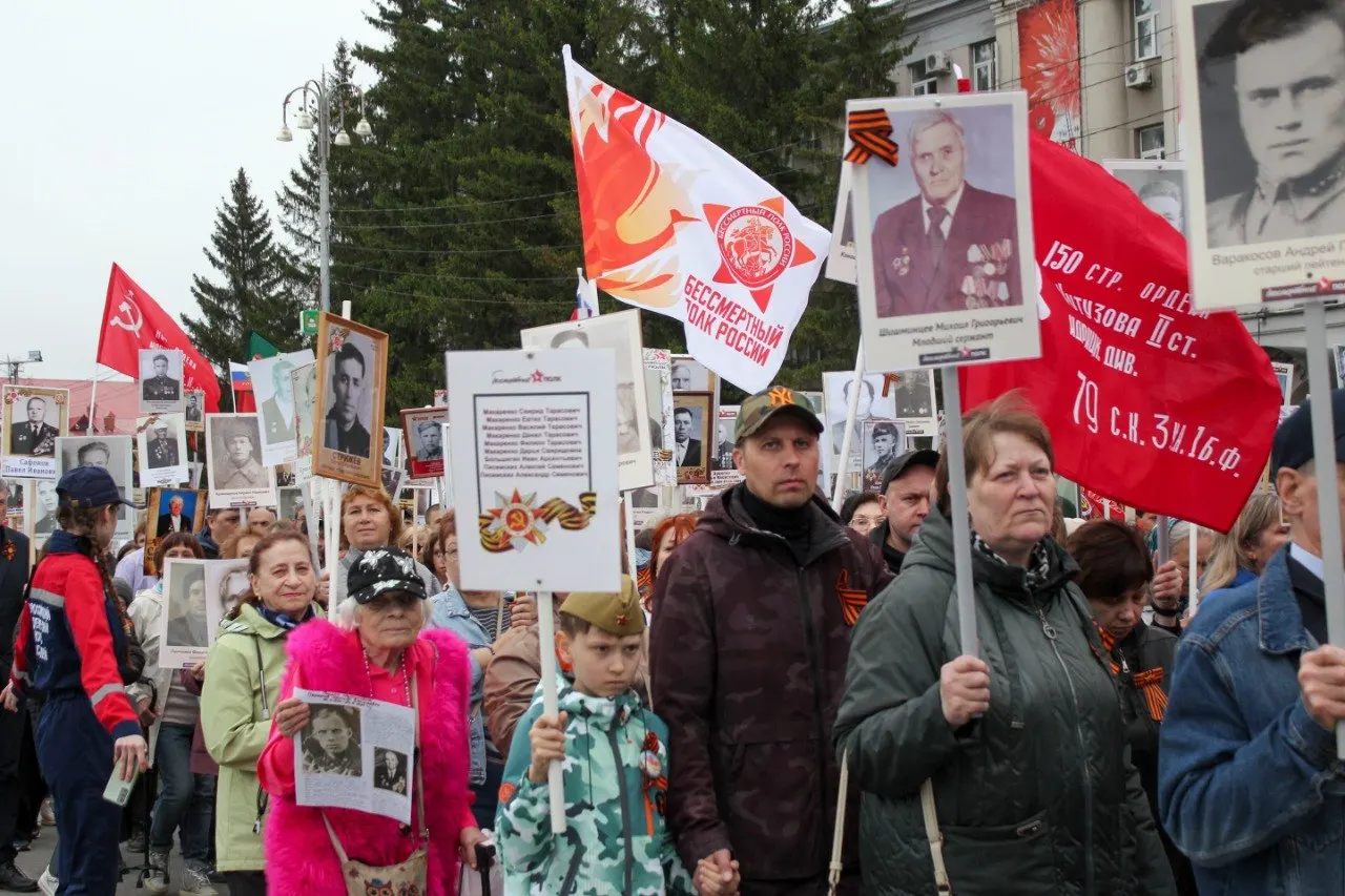 По данным пресс‑службы правительства Петербурга, в шествии по Невскому проспекту приняли участие свыше 100 тысяч человек. В акции участвовали губернатор Александр Беглов и спикер ЗакСа Александр Бельский; многие несли портреты фронтовиков и тружеников тыла.