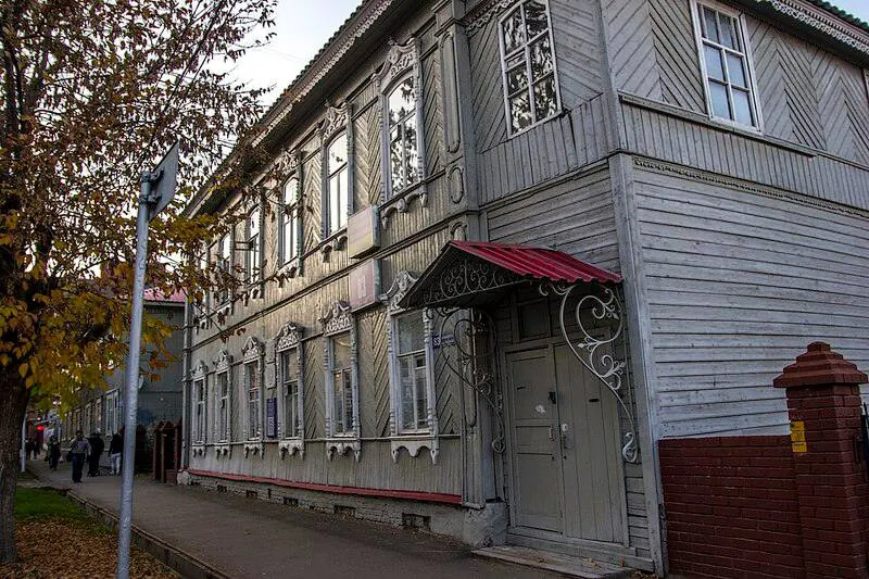 В Уфе с разницей в несколько дней фактически уничтожили два здания XIX века, признанных памятниками: владельцы именуют работы «реставрацией», жители и защитники наследия говорят об уничтожении аутентики.