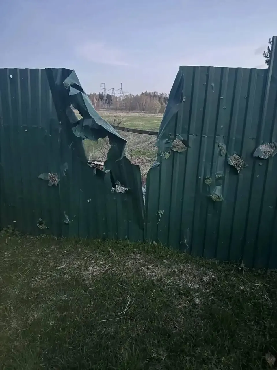 В Подмосковье в результате атаки БПЛА погиб 77‑летний мужчина. В Ленинградской области и Санкт‑Петербурге заявляют о массовых перехватах дронов, в Приморске после атаки возник пожар, последствия ликвидированы.