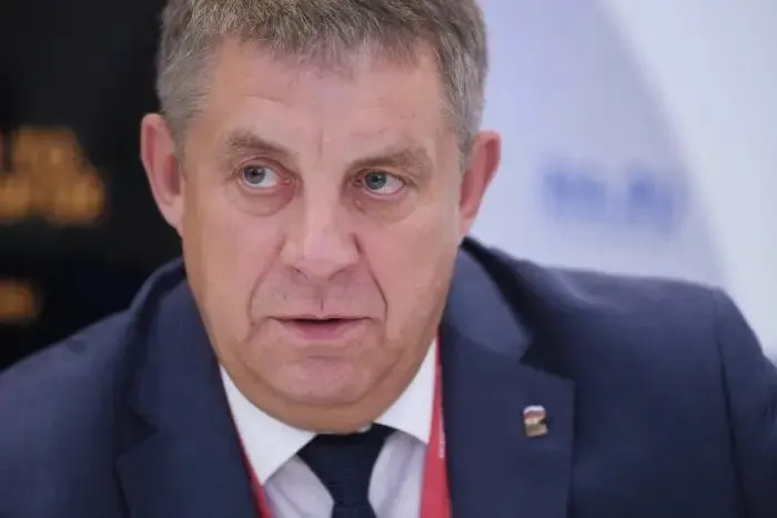 После отставки Александра Богомаза называют кандидатом на вакантный мандат депутата Госдумы. Одновременно другим ушедшим губернаторам прочат новые должности на фоне расследований по строительству защитных сооружений.