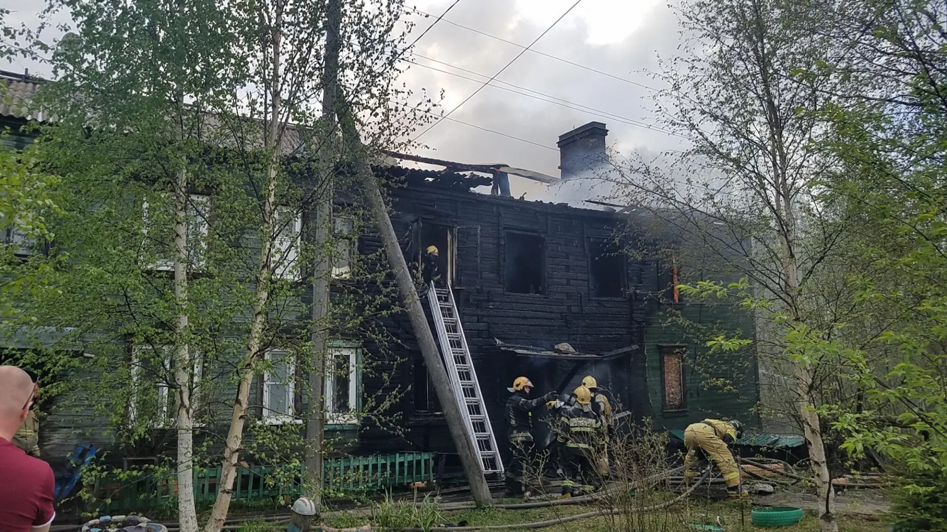 Огонь повредил кровлю и квартиры в третьем подъезде на площади около 200 кв. м. Пожар ликвидирован, пострадавших нет; причина возгорания выясняется.