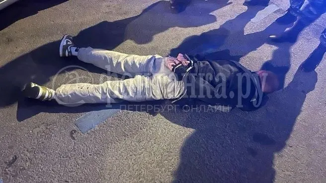 Ночная ссора у бара в Санкт-Петербурге закончилась тем, что один из участников откусил ухо другому; подозреваемого задержала Росгвардия, ухо передано медикам.