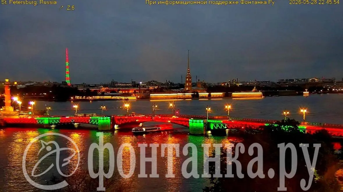 Накануне вечером в Петербурге несколько архитектурных объектов сменили подсветку на красную и зелёную в честь Дня пограничника; организаторы пояснили символику цветов.