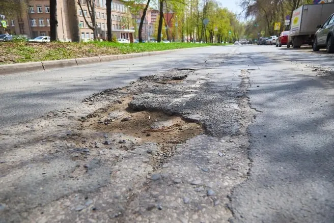 Проверка выявила выбоины в нескольких местах; прокуратура направила представление с требованием устранить нарушения.