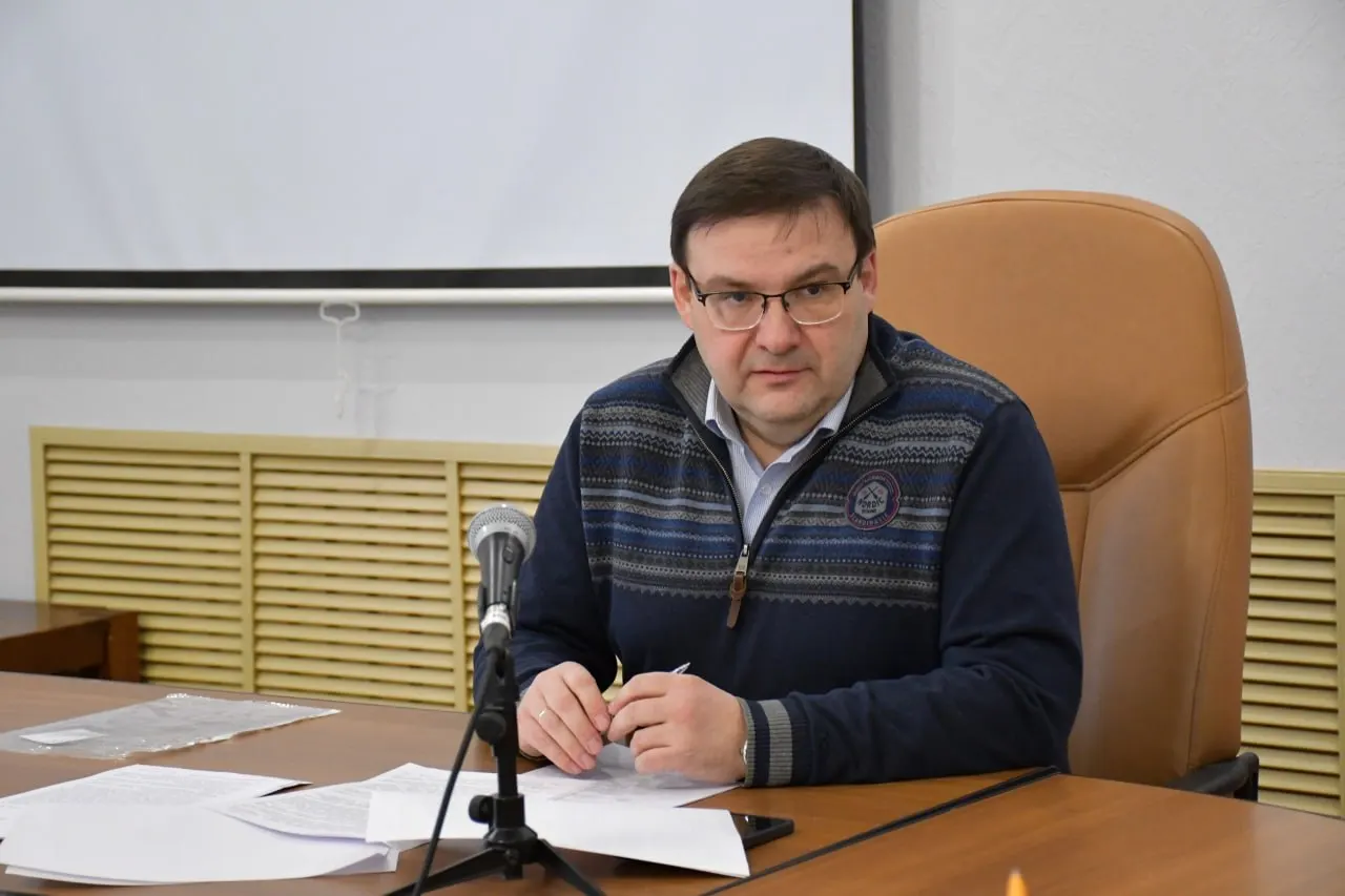 Депутат Вологодской области приехал оценить капитальный ремонт школы и представил программу как «народную», хотя средства идут из федерального, областного и местного бюджетов. Контроль за контрактами осуществляют профильные ведомства, а не партийные комиссии.