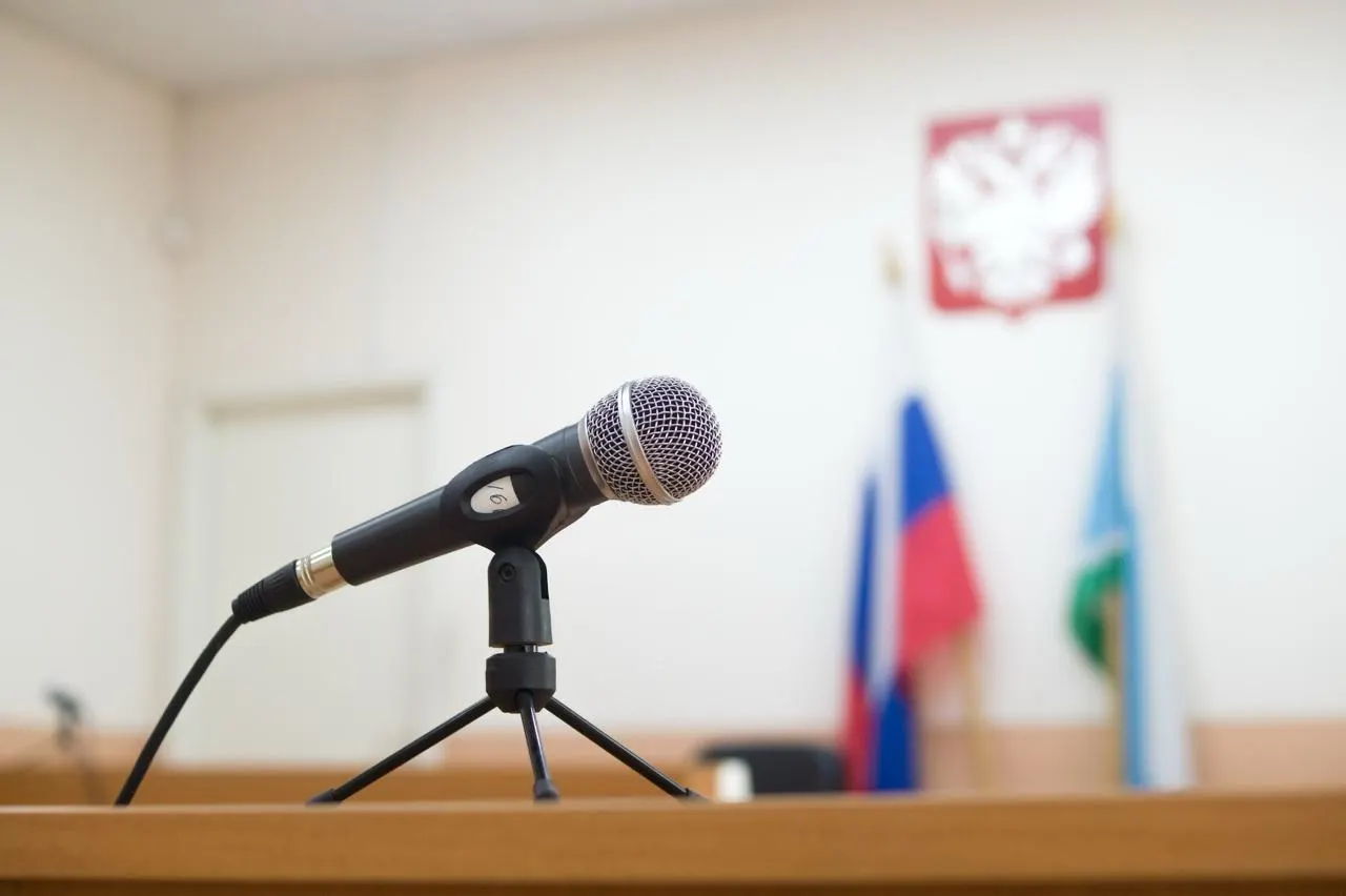 Житель Краснотурьинска, гражданин Украины Кевин Мак‑Калистер, получил решение о депортации после ряда нарушений миграционного и административного характера. Из-за приостановки авиасообщения с Украиной его поместили в центр временного содержания для иностранцев, срок содержания продлён до августа 2026 года.