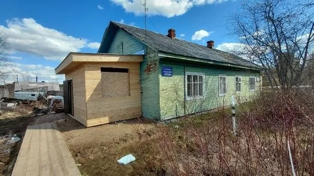 В селе Верхняя Шарденьга Великоустюгского округа (Вологодская область) закрыли единственное почтовое отделение: ремонт остановился после увольнения сотрудницы, а окрестности здания стали опасными для жителей.