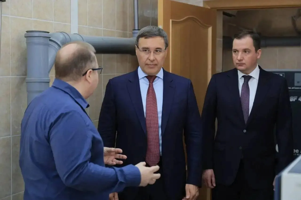 Министр науки Валерий Фальков прибыл в Архангельск и осмотрел Центр коллективного пользования «Арктика» в САФУ, отметив важность практического применения научных разработок.